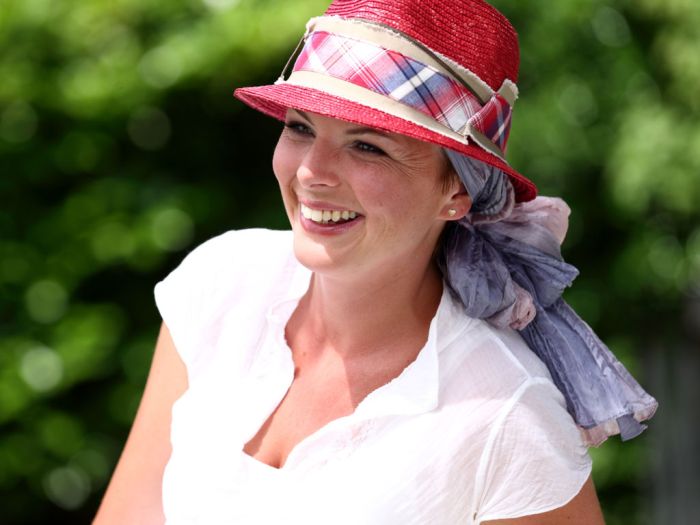 Frau mit stylischem Hut